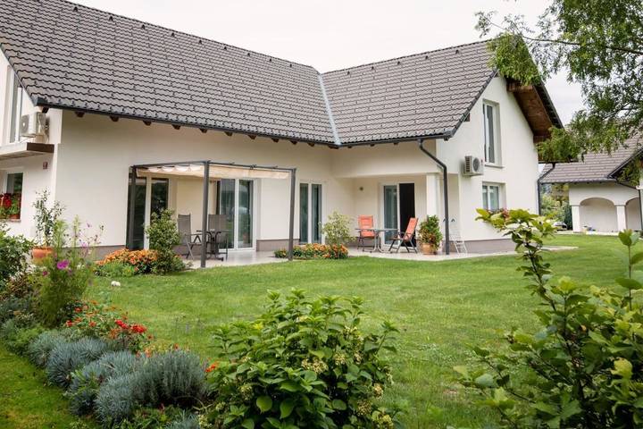 Chambre d’hôte pour 4 personnes, avec vue et jardin