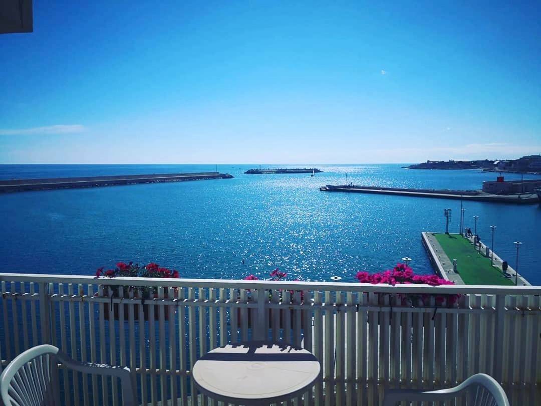 B&B La Baia Sea Rooms in Bisceglie, Barletta-Andria-Trani