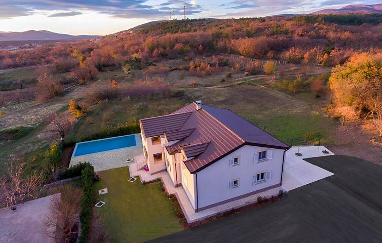 Geräumige 250 m² große Wohnung mit Pool, Küche und WLAN-Zugang in Cista Provo, Makarska Riviera