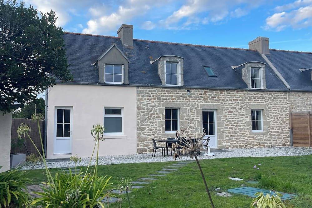 Penty breton.  Direct access to cycle paths, close to the beaches and port of Kerity in Penmarc'h, Côte de Cornouaille