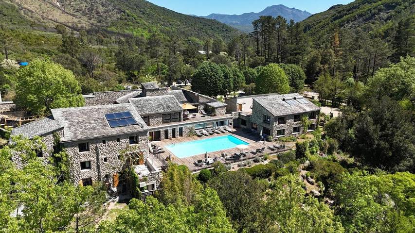 Hôtel pour 2 personnes, avec piscine et jardin ainsi que sauna et vue, animaux acceptés à Venaco