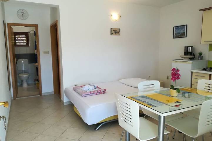 Ganze Wohnung, Appartement mit überdachter Terrasse in Razanj, Šibenik-Knin