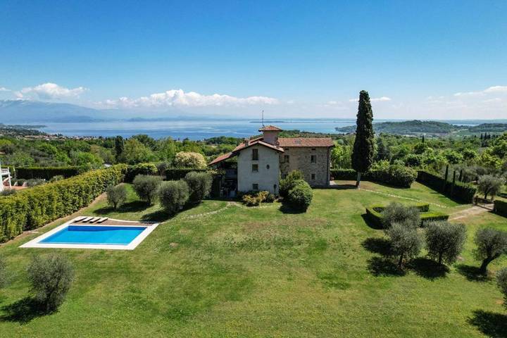 Villa per 14 persone, con vista lago e panorama nonché giardino e piscina, con animali domestici in Lonato del Garda