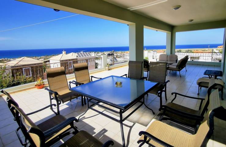 Ferieleilighet for 8 personer, med Balkong og Terrasse i tillegg til Hage i Platanias Kommune