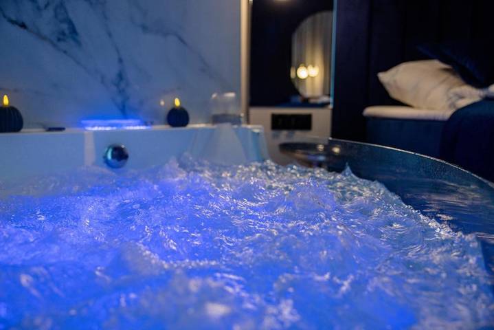 Apartament wakacyjny dla 4 osób, z balkon i jacuzzi w Elk