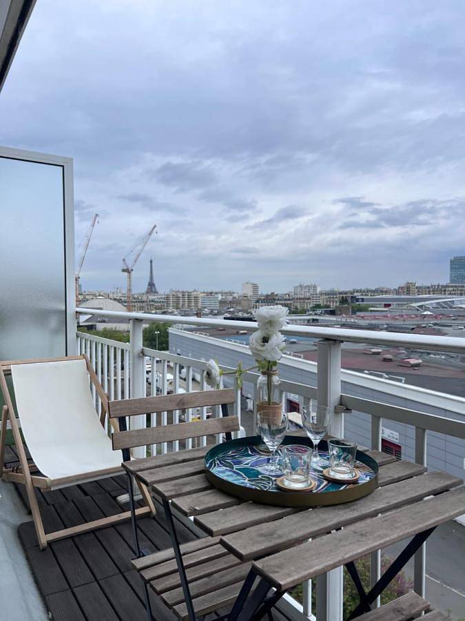 Chambre d’hôte pour 2 personnes, avec Balcon et Jacuzzi ainsi que Terrasse et Vue à Issy-les-Moulineaux