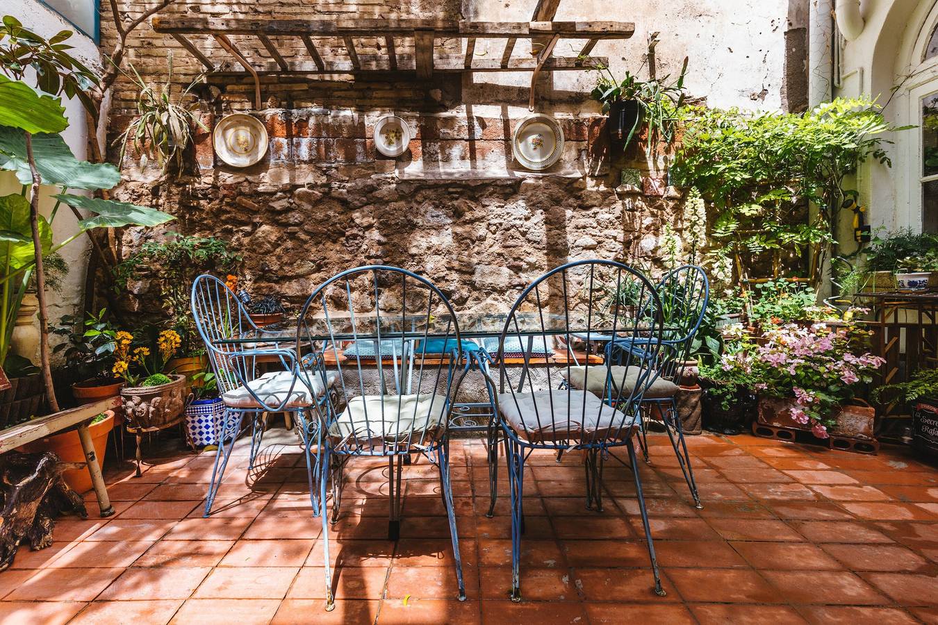 Apartamento entero, Apartamento 'El Patio De Gracia' con terraza privada, Wi-Fi y aire acondicionado in Centro Barcelona, Barcelona