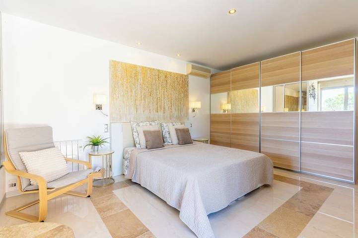 Private Pool, Air Conditioning & Provençal Charm in La Crau, Mediterranean Coast (France)
