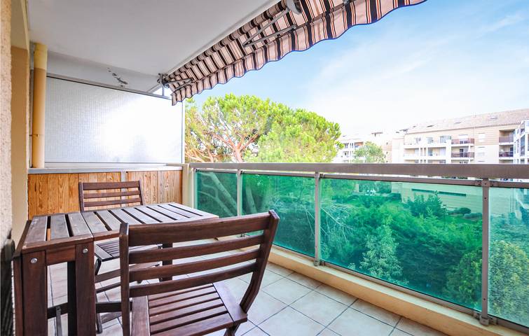 Appartement de vacances entier, 2km Beach Apartment with AC, Parking & Terrace in La Bocca, Cannes