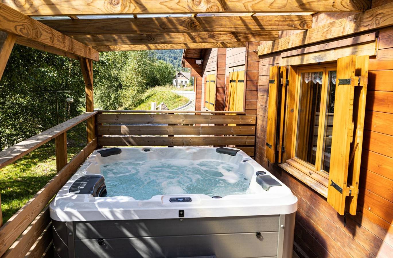 Chalet 'Des Sources' avec spa, vue montagne, terrasse privée et Wi-Fi in Ramonchamp, Région d'Épinal