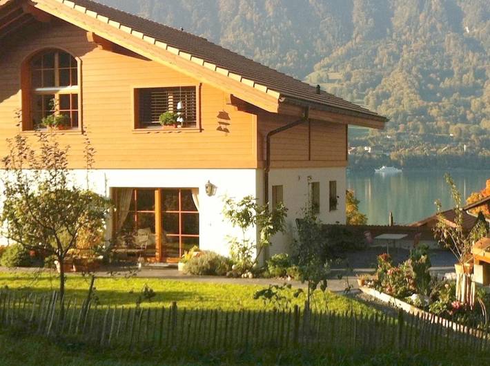 Ferienwohnung für 2 Personen, mit Terrasse und Garten sowie Seeblick und Ausblick in Bönigen