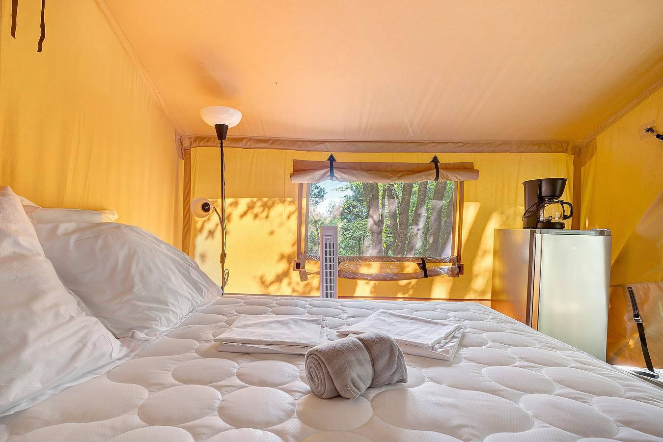 Glamping « Tente Safari » avec piscine partagée in Calviac-en-Périgord, Périgord Noir