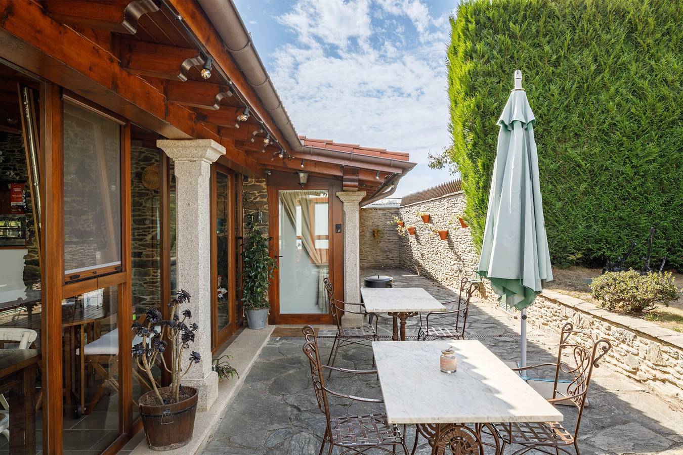 Ganze Wohnung, Ferienwohnung 'O Pozo' mit gemeinsamer Terrasse und Wlan in Ordes, La Coruña Provinz