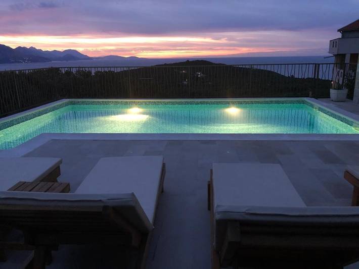 Villa für 8 Personen, mit Terrasse und Pool sowie Ausblick in Montenegro