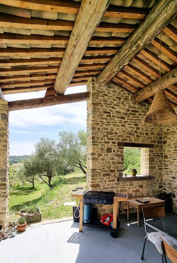 Location de vacances pour 8 personnes, avec vue ainsi que terrasse et jardin à Cavillargues