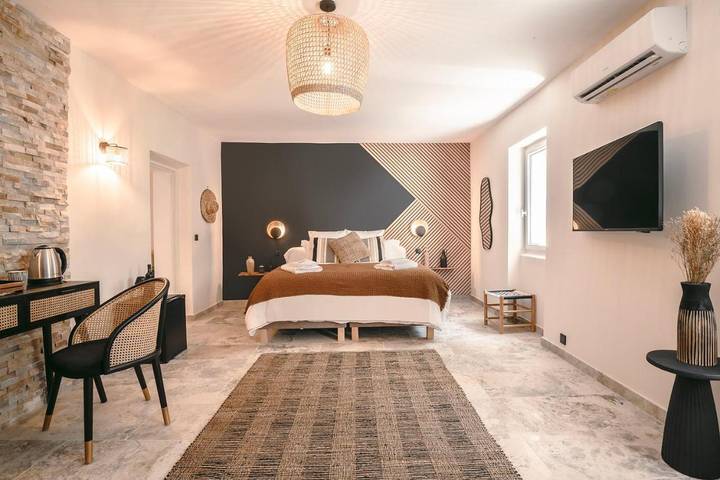 Hôtel pour 3 personnes, avec jardin et vue à Cucuron - 2