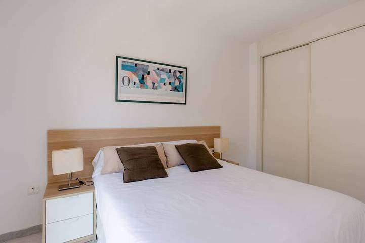 Appartamento intero, Apt. 2 camere nel Bajondillo con piscina, paddle A / C e WiFi: spiaggia a 75 m. in Playa El Bajondillo, Torremolinos