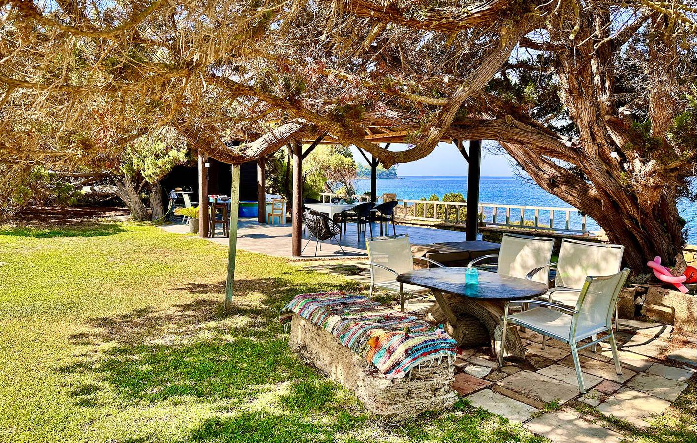 Ganze Ferienwohnung, Apartment mit Meerblick, Terrasse und Parkplatz, 100 m vom Strand entfernt in Ileia