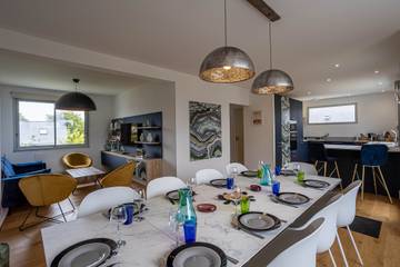 Gîte pour 10 personnes, avec jardin et vue sur l’océan, adapté aux familles dans Plage Saint-Guirec