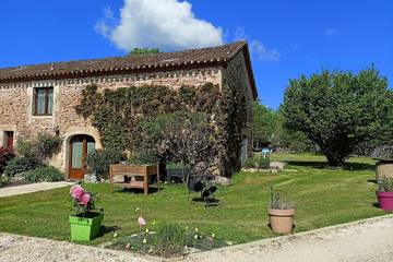 Gîte pour 6 personnes, avec terrasse ainsi que piscine et jardin à Cremps