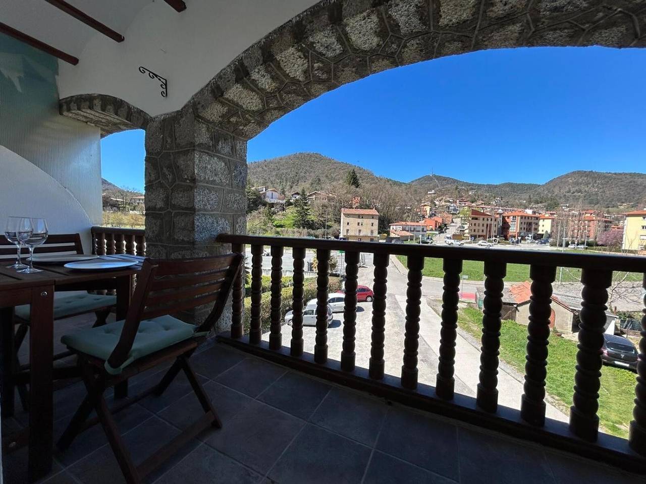 Apartamento entero, Apartamento 'Cal Botey' con vistas a la montaña, Wi-Fi y aire acondicionado in Ripoll, Pirineo Catalan