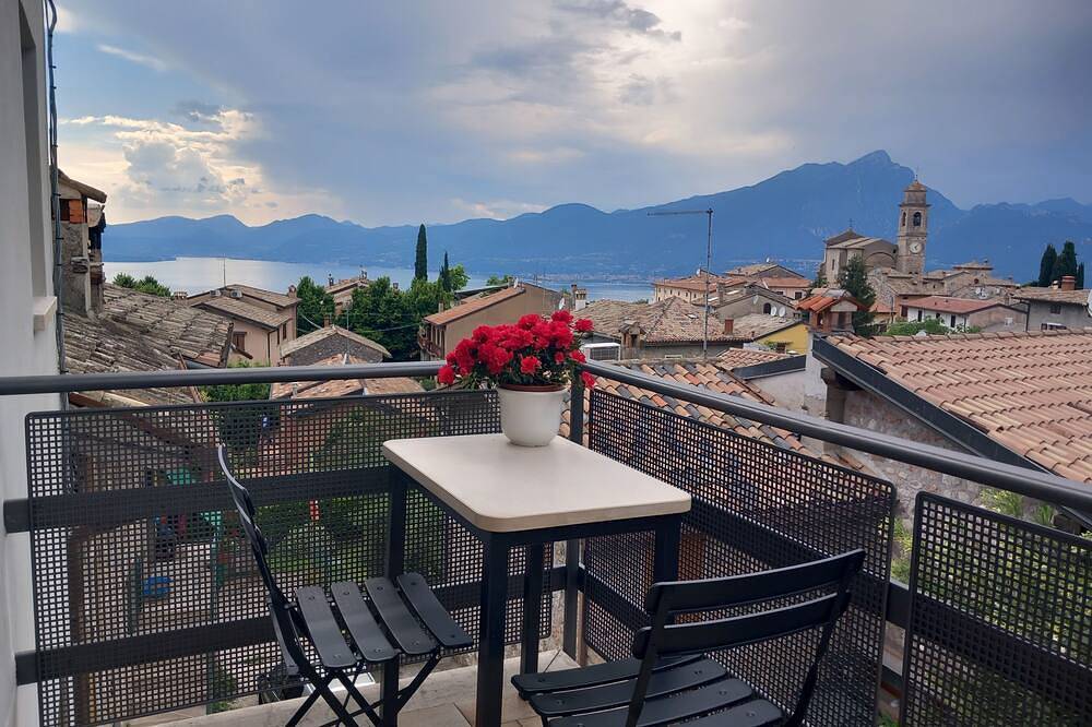 Ganze Wohnung, Casa Maria, Nuovo Appartamento con Vista Lago in Torri del Benaco, Gardasee-Berge