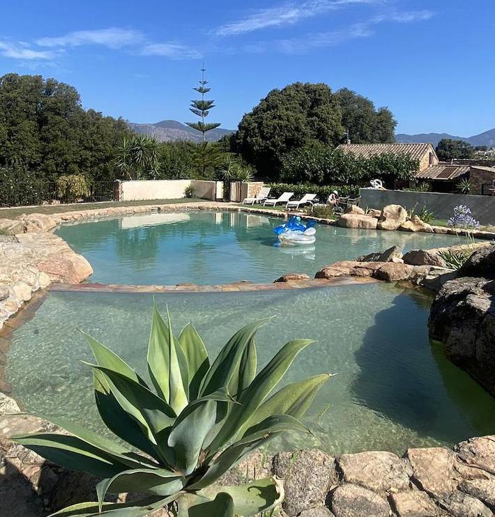 Location de vacances pour 6 personnes, avec Terrasse ainsi que Jardin et Piscine à Cuttoli-Corticchiato
