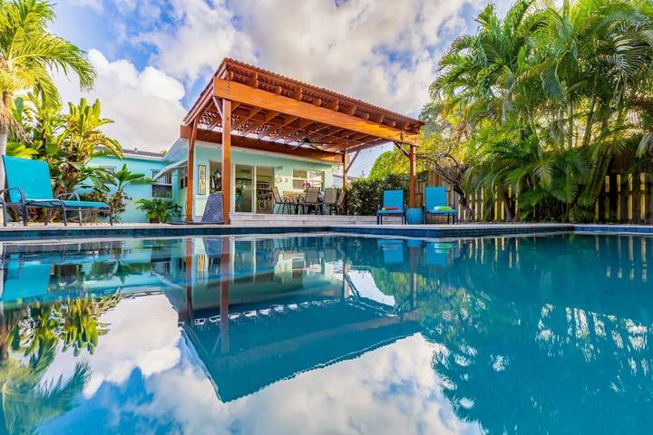 Vacation rental for 8 people, with yard and balcony as well as pool in Dania Beach