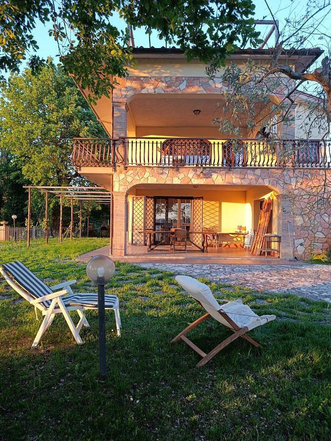 Casa vacanza per 7 persone, con sauna e idromassaggio nonché piscina e giardino, adatto a famiglie con bambini in Poggio Mirteto