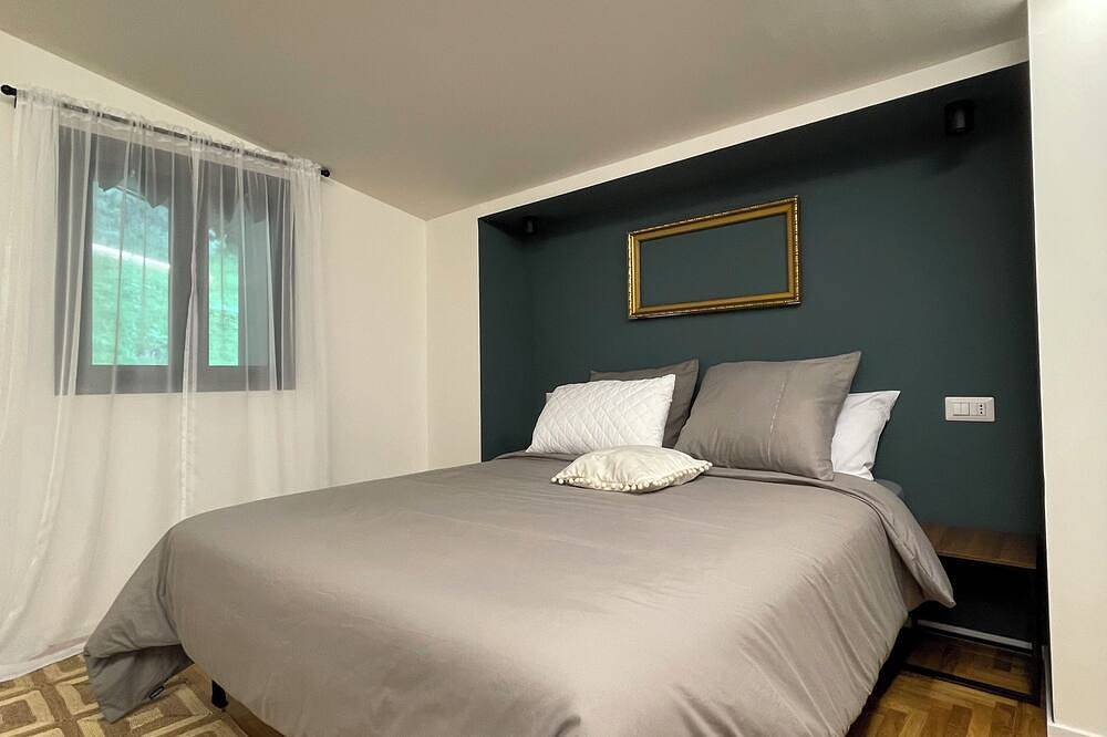 Villa D'Alba with spectacular views of the mountains and Lake Room with balcony in Civenna, Comune di Bellagio