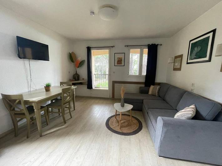 Gîte pour 4 personnes, avec jardin et terrasse ainsi que vue et piscine, animaux acceptés dans Golf et Tennis Club de Valescure