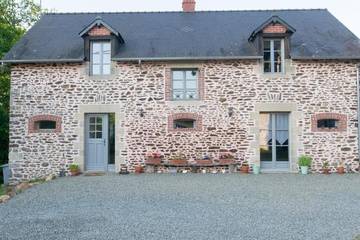 Gîte pour 8 personnes, avec piscine ainsi que vue sur le lac et jardin à Villaines-la-Juhel