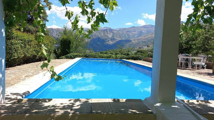 Casa rural para 6 personas, con vistas además de piscina y jardín, Se admiten mascotas en Sierra Mágina