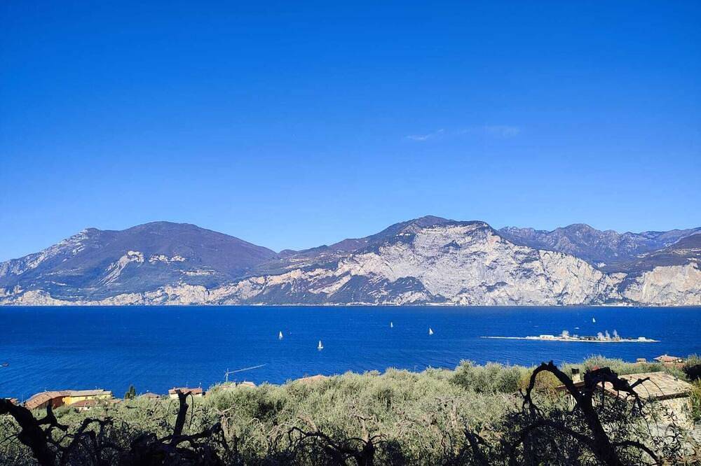 Ganze Wohnung, Ferienwohnung Elena mit Balkon und wunderschöne und geräumige Seeblick. in Brenzone, Gardasee-Berge