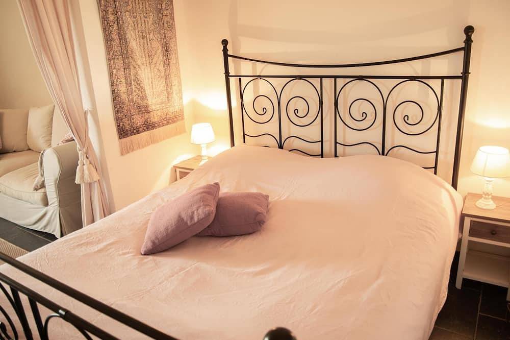 Fine studio with large terrace and views in Cajarc, Macizo Central