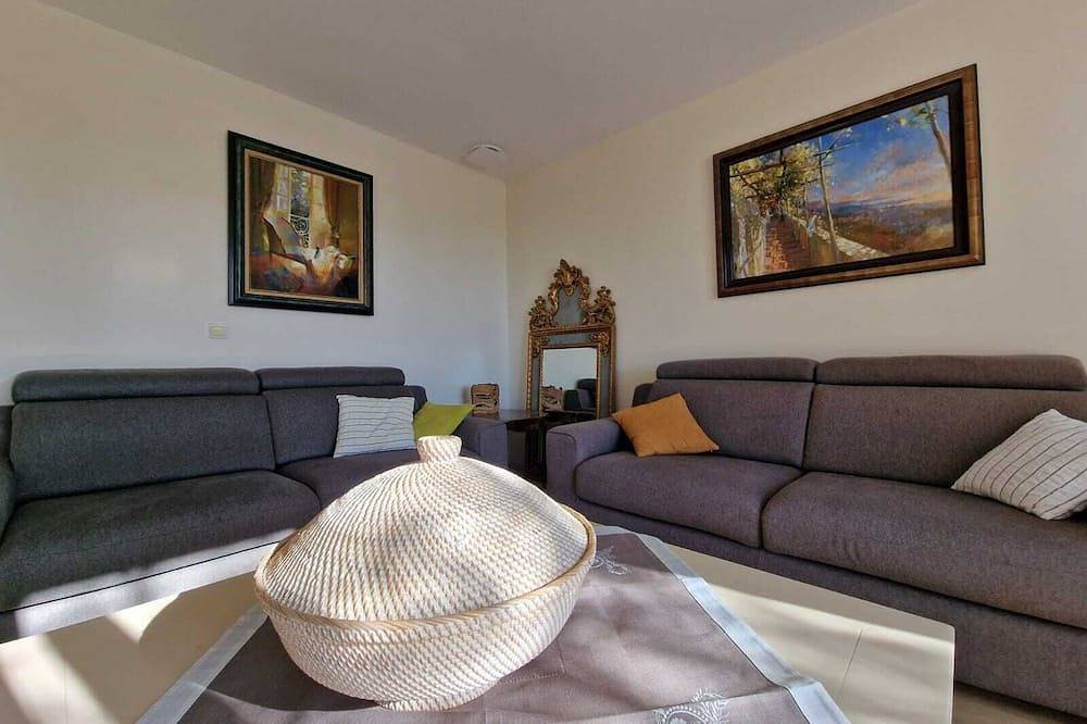 L'Oustalet Des Vignes - Provencal house overlooking the Luberon.  Gite 4 * in Saint-Saturnin-lès-Apt, Regionaler Naturpark Luberon