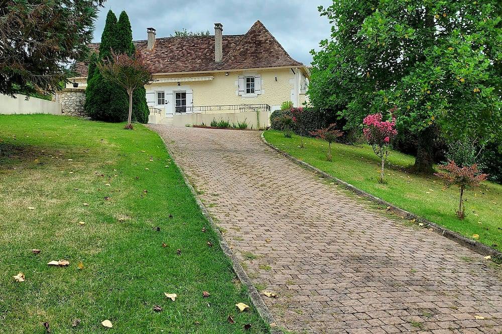 Belle périgourdine à proximité de Bergerac un bol d'air pur dans la forêt. in Maurens, Périgord Pourpre