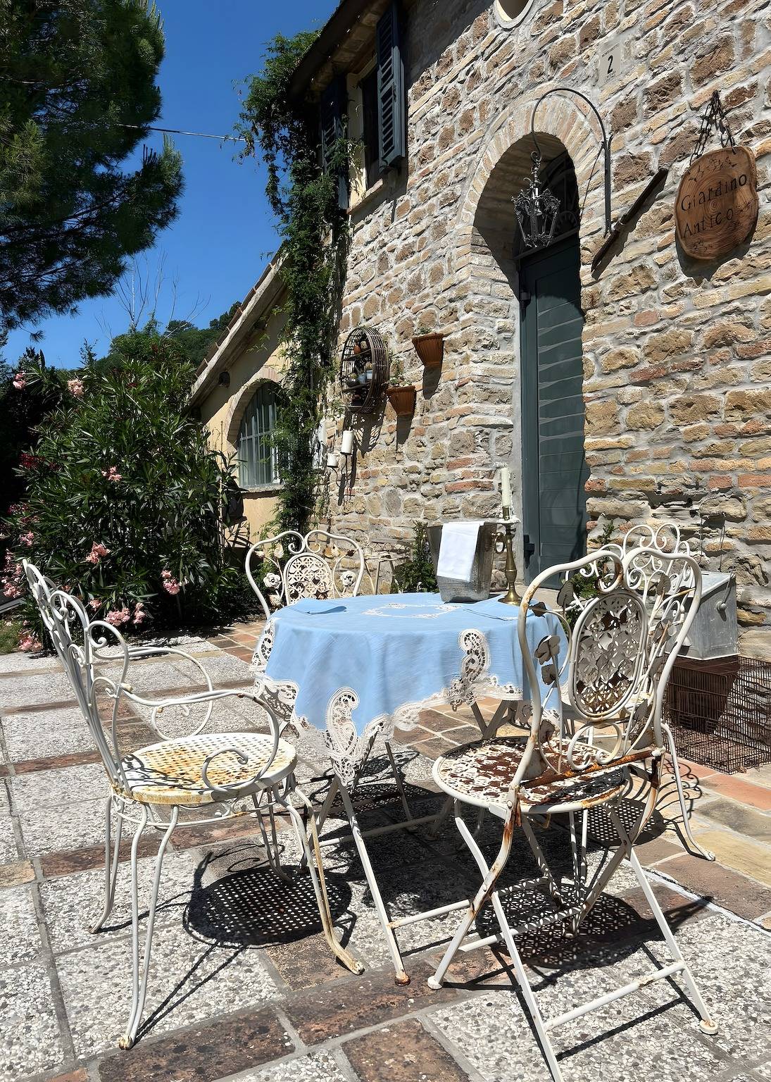 'Giardino Antico' with Shared Garden and Wi-Fi in Montecarotto, Prowincja Ankona