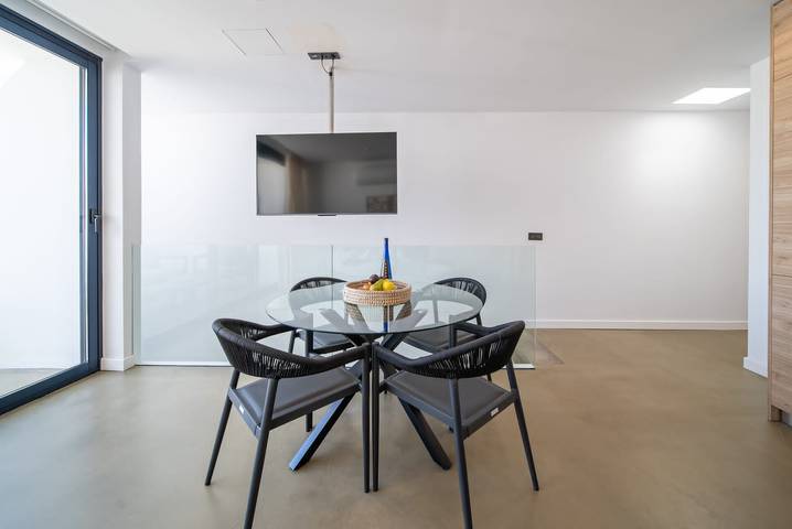 Apartamento entero, Vacaciones 'Kay Lava' con vistas a la montaña, Wi-Fi y aire acondicionado in Playa de Famara, Teguise