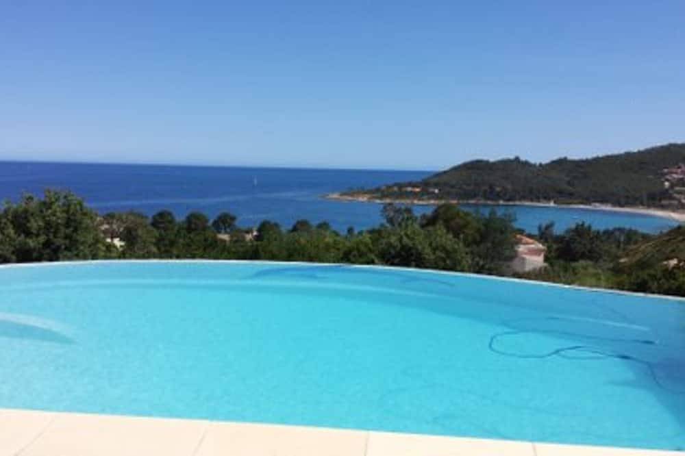 Magnífica villa con piscina infinita con impresionantes vistas al mar en Favone in Favone, Sari-Solenzara