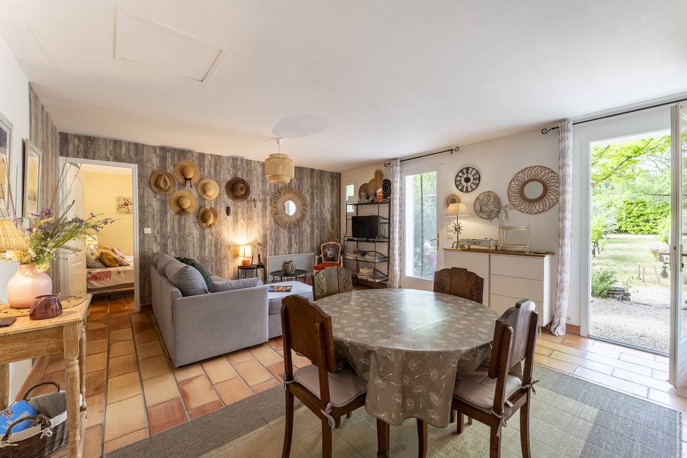 Cottage "Au Coeur Du Vaucluse" with Shared Pool, Private Terrace & Wi-Fi in Malemort-du-Comtat, Parc naturel régional du Mont-Ventoux