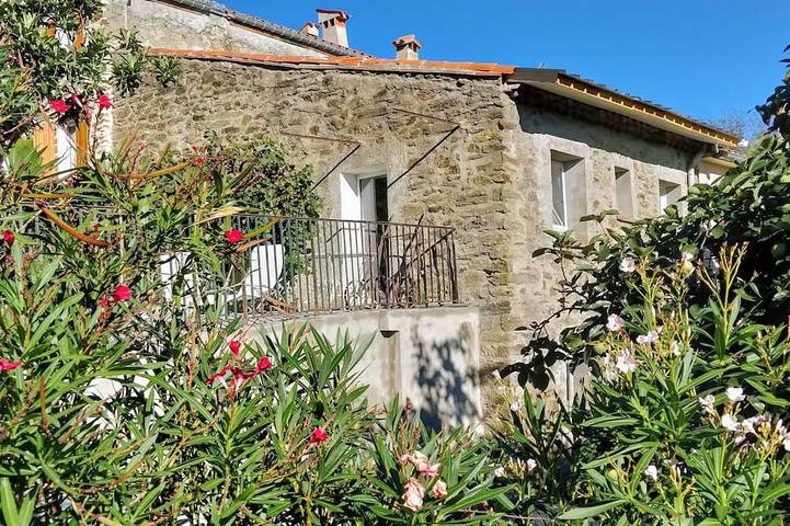 Gîte pour 2 personnes, avec jardin ainsi que piscine et terrasse à Taulis