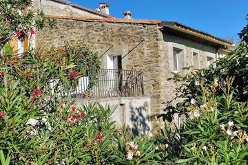 Gîte pour 2 personnes, avec piscine ainsi que jardin et terrasse à Taulis