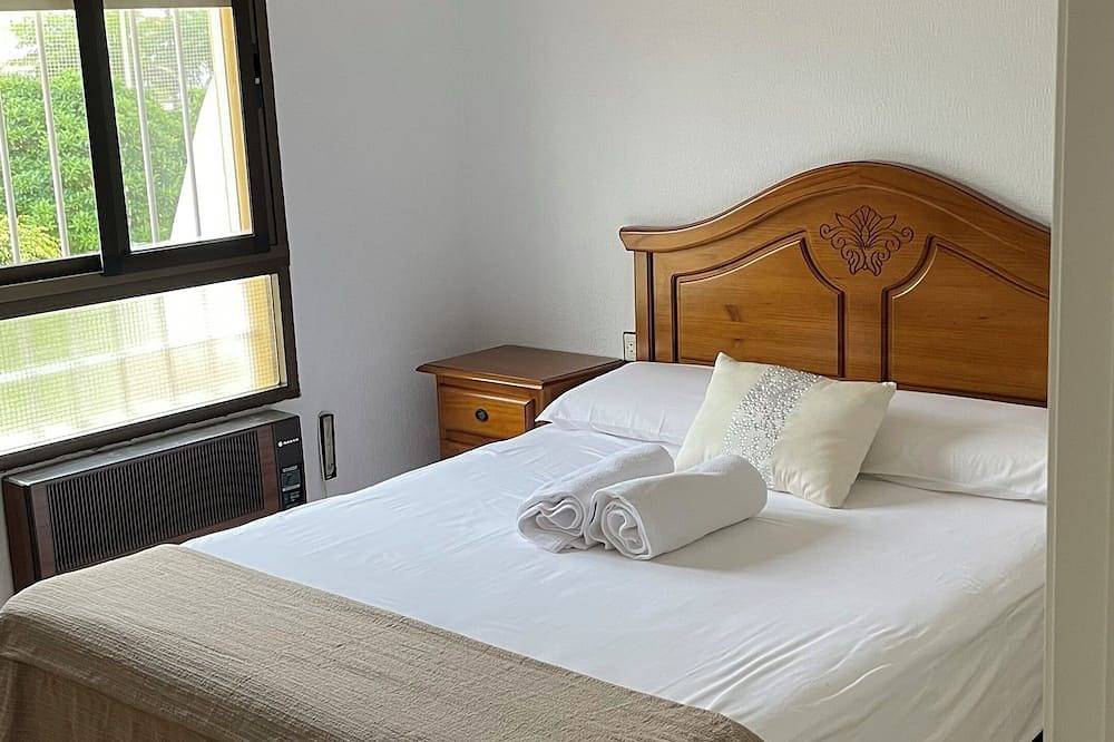 Casa grande en Retamar, ideal para familias con pistas deportivas y jardín in Retamar, Almería