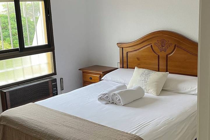 Charming 3-bedroom townhome with Ac, Wifi in lovely Retamar in Retamar, Almería