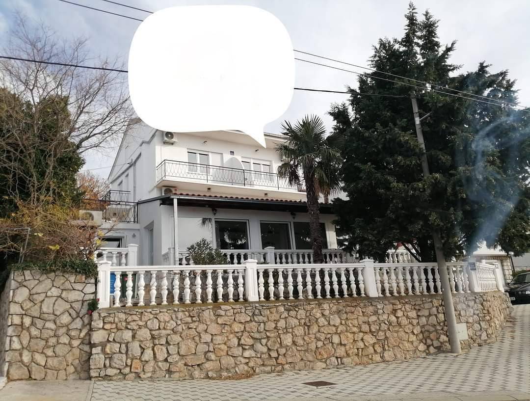 Ganze Wohnung, 1-Zimmer-Ferienwohnung mit Balkon und Meerblick Dramalj, Crikvenica A-22302-a in Dramalj, Primorje-Gorski Kotar