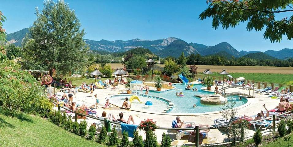 Location de vacances pour 6 personnes, avec jardin et piscine ainsi que vue et bassin pour enfant, animaux acceptés à Menglon