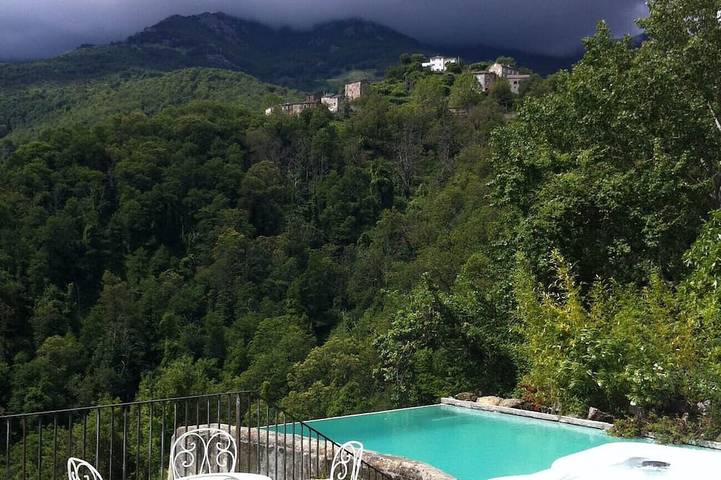 Gîte pour 4 personnes, avec Jacuzzi ainsi que Jardin et Piscine à Carcheto-Brustico