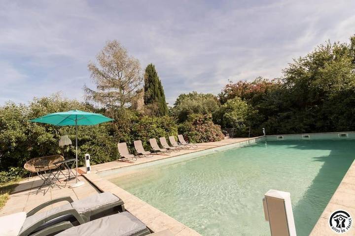 Location de vacances pour 13 personnes, avec terrasse et vue ainsi que jardin et piscine à Saint-Marcel-Paulel