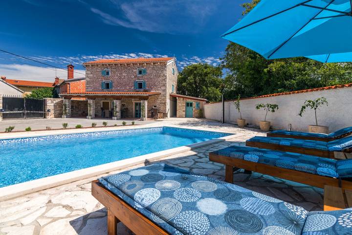 Ferienhaus für 8 Personen, mit Terrasse und Garten sowie Pool